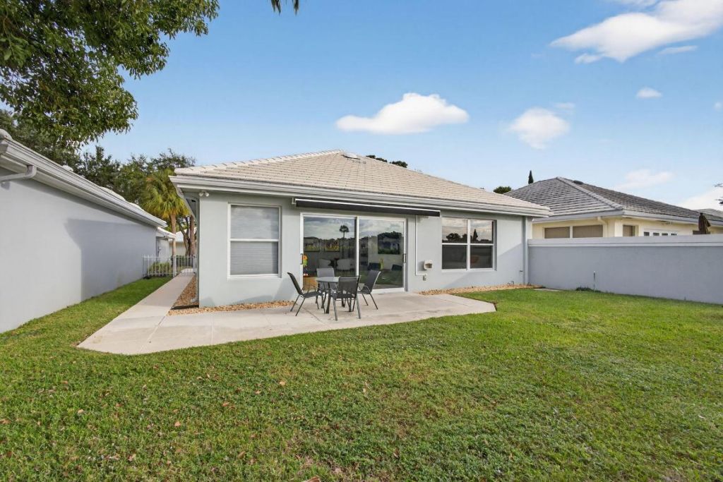 945 Bear Island Circle, West Palm Beach, FL 33409 Photo