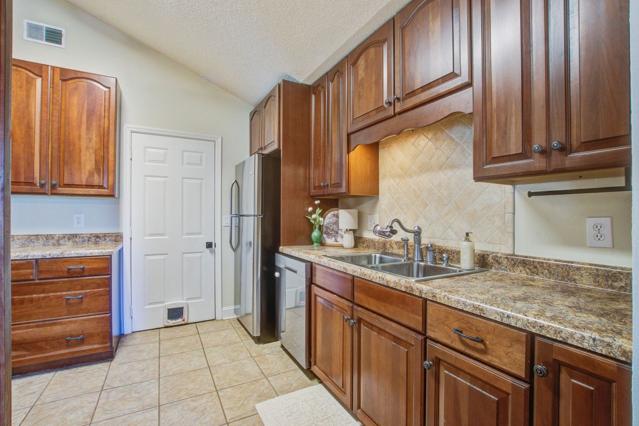 11 Stutz Court Photo 9