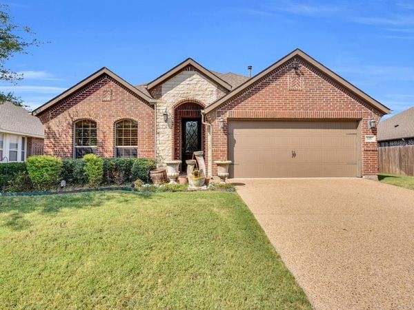 105 Manor Lane, Waxahachie, TX 75165