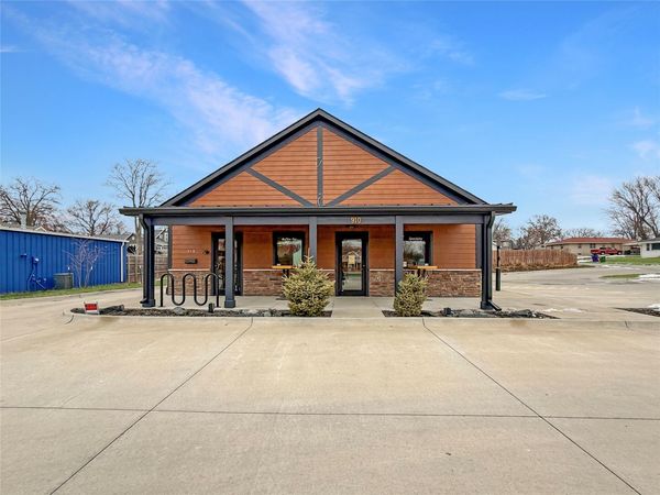 910 E 2nd Avenue, Indianola, IA 50125