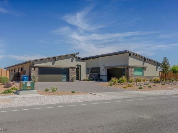 8310 W Camero Avenue, Las Vegas, NV 89113
