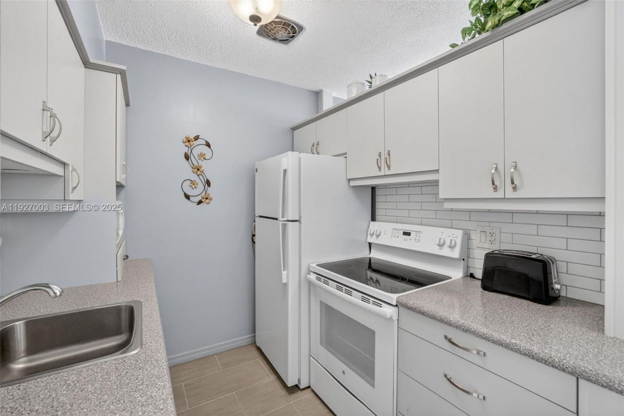 800 SW 10th Ter, Unit 11T, Hallandale Beach, FL 33009 Photo
