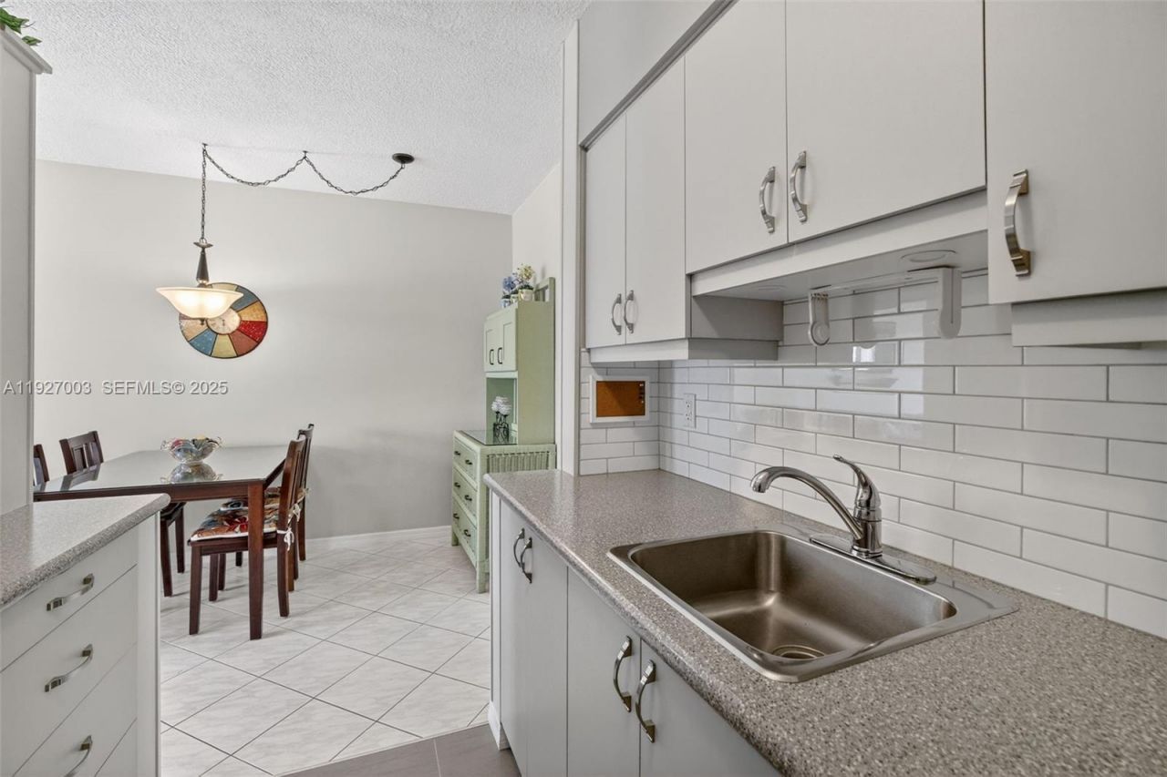 800 SW 10th Ter, Unit 11T, Hallandale Beach, FL 33009 Photo