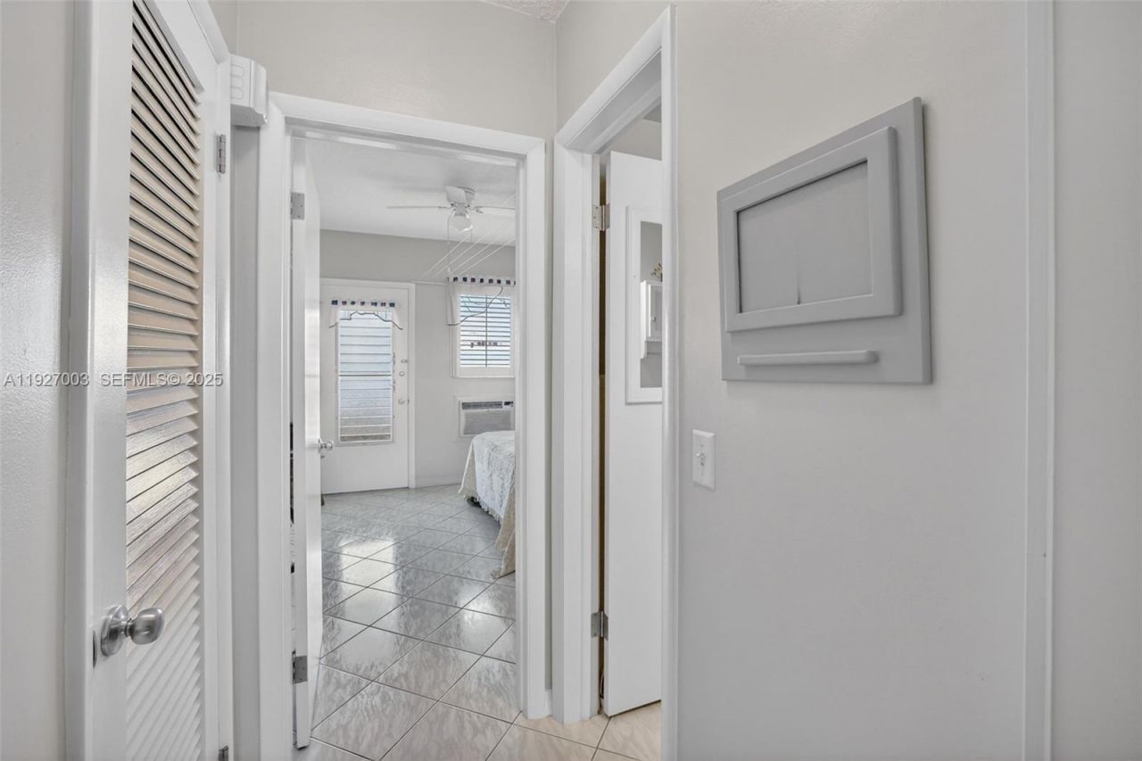 800 SW 10th Ter, Unit 11T, Hallandale Beach, FL 33009 Photo