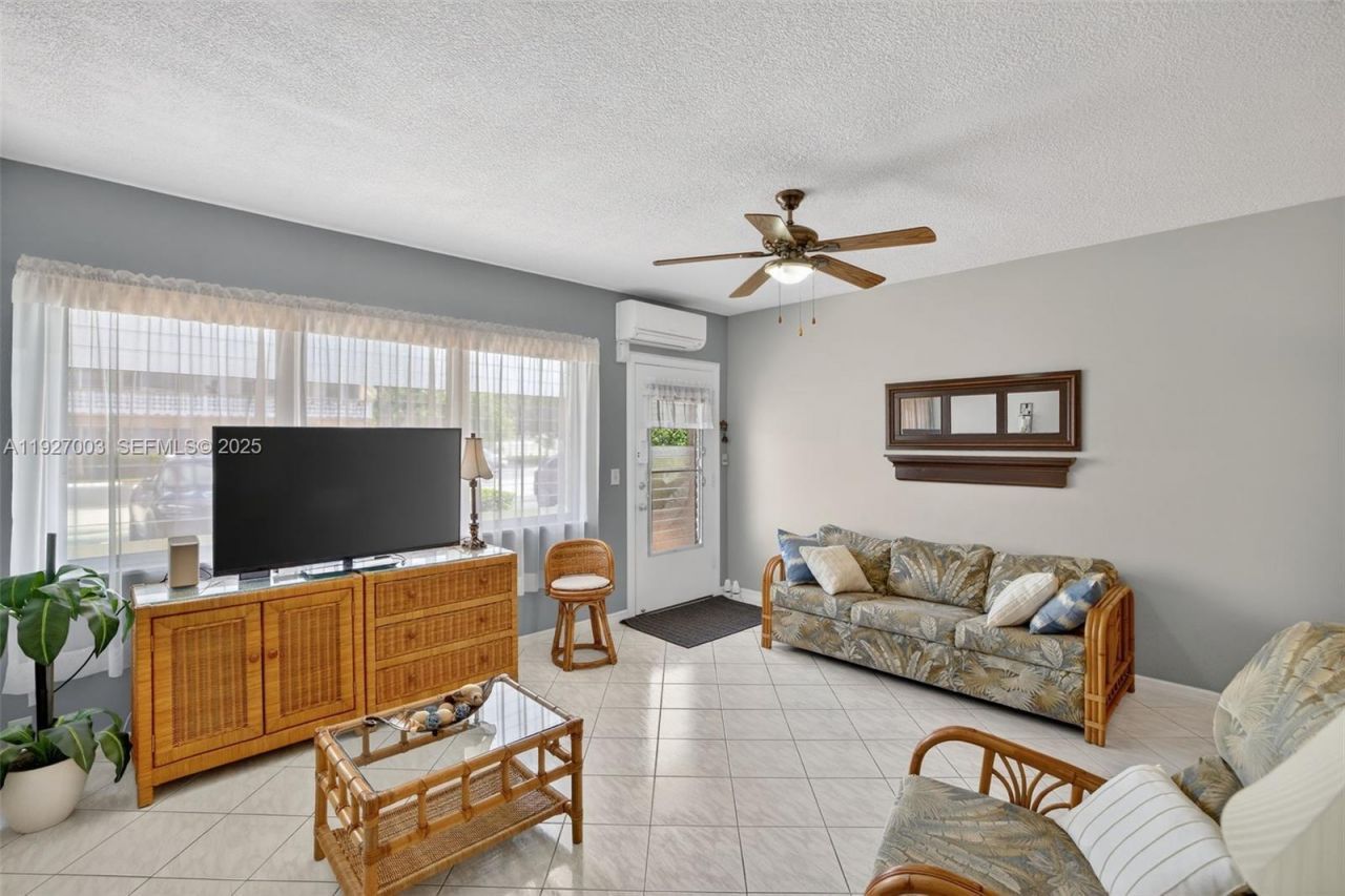 800 SW 10th Ter, Unit 11T, Hallandale Beach, FL 33009 Photo