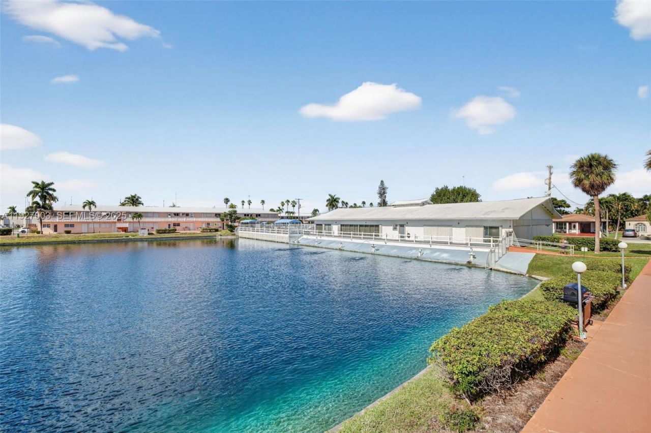 800 SW 10th Ter, Unit 11T, Hallandale Beach, FL 33009 Photo