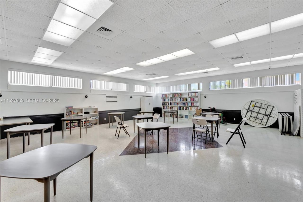 800 SW 10th Ter, Unit 11T, Hallandale Beach, FL 33009 Photo