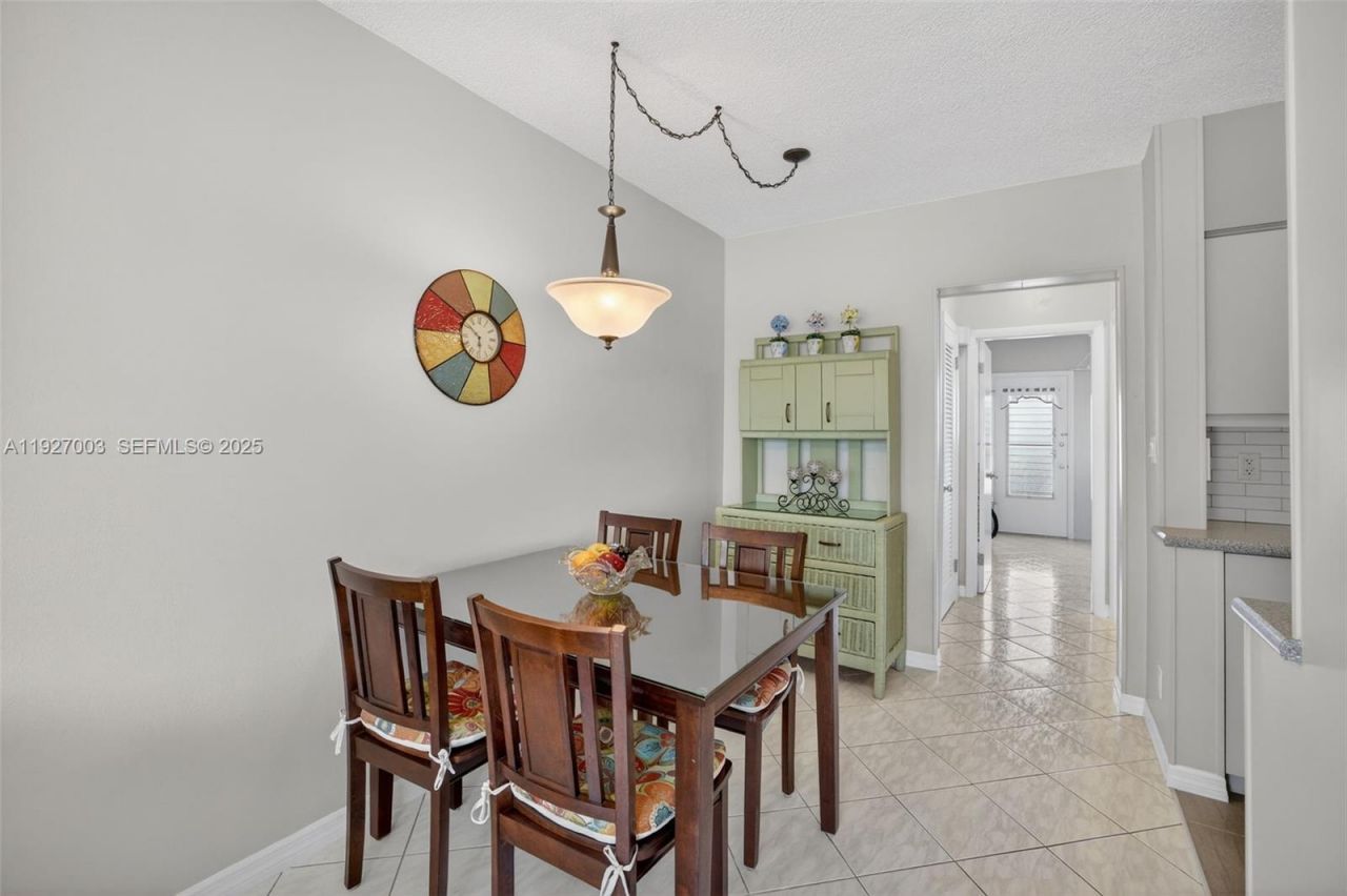 800 SW 10th Ter, Unit 11T, Hallandale Beach, FL 33009 Photo