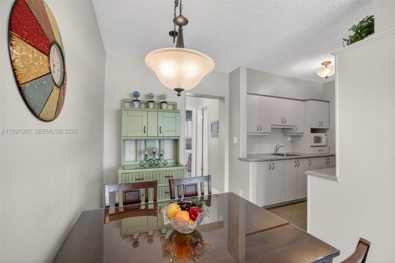 800 SW 10th Ter, Unit 11T, Hallandale Beach, FL 33009 Photo