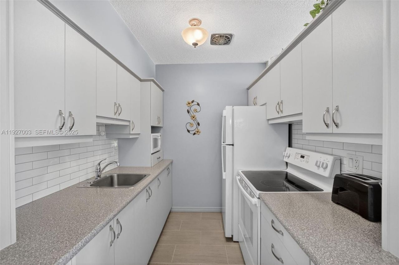 800 SW 10th Ter, Unit 11T, Hallandale Beach, FL 33009 Photo