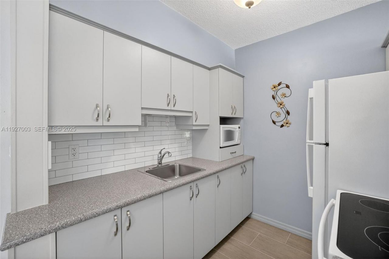 800 SW 10th Ter, Unit 11T, Hallandale Beach, FL 33009 Photo