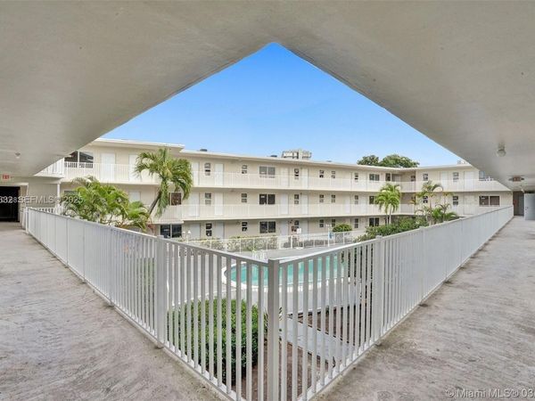 1895 Venice Park Dr, Unit C3, Miami, FL 33181