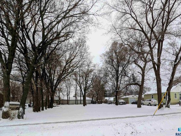 2005 W Brookings St, Sioux Falls, SD 57104