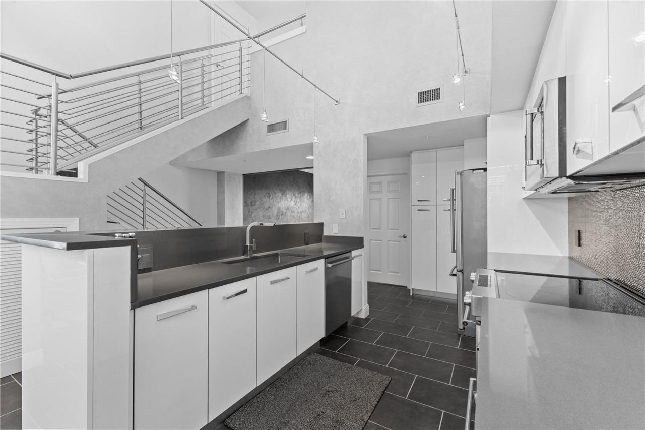 800 N Tamiami Trail, Unit 321, Sarasota, FL 34236 Photo