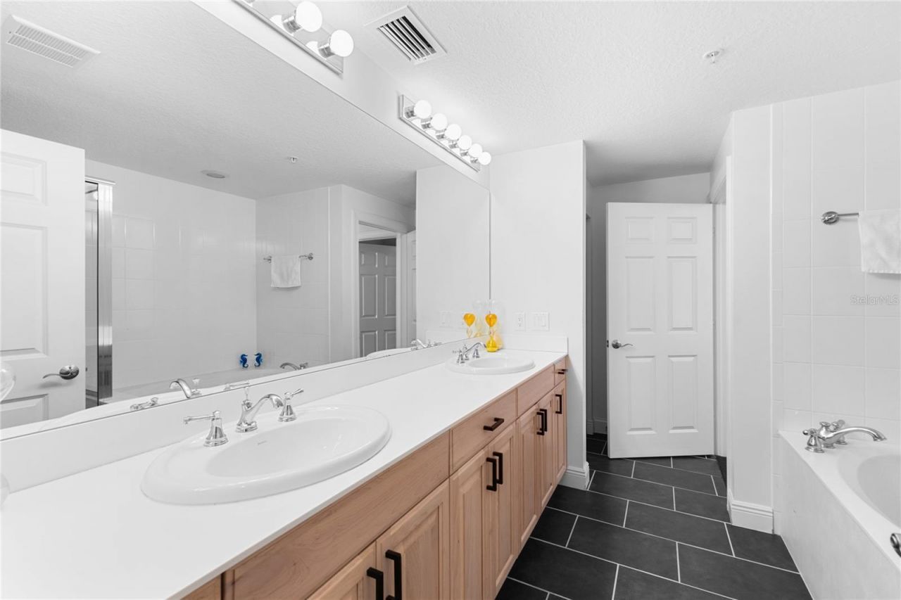 800 N Tamiami Trail, Unit 321, Sarasota, FL 34236 Photo