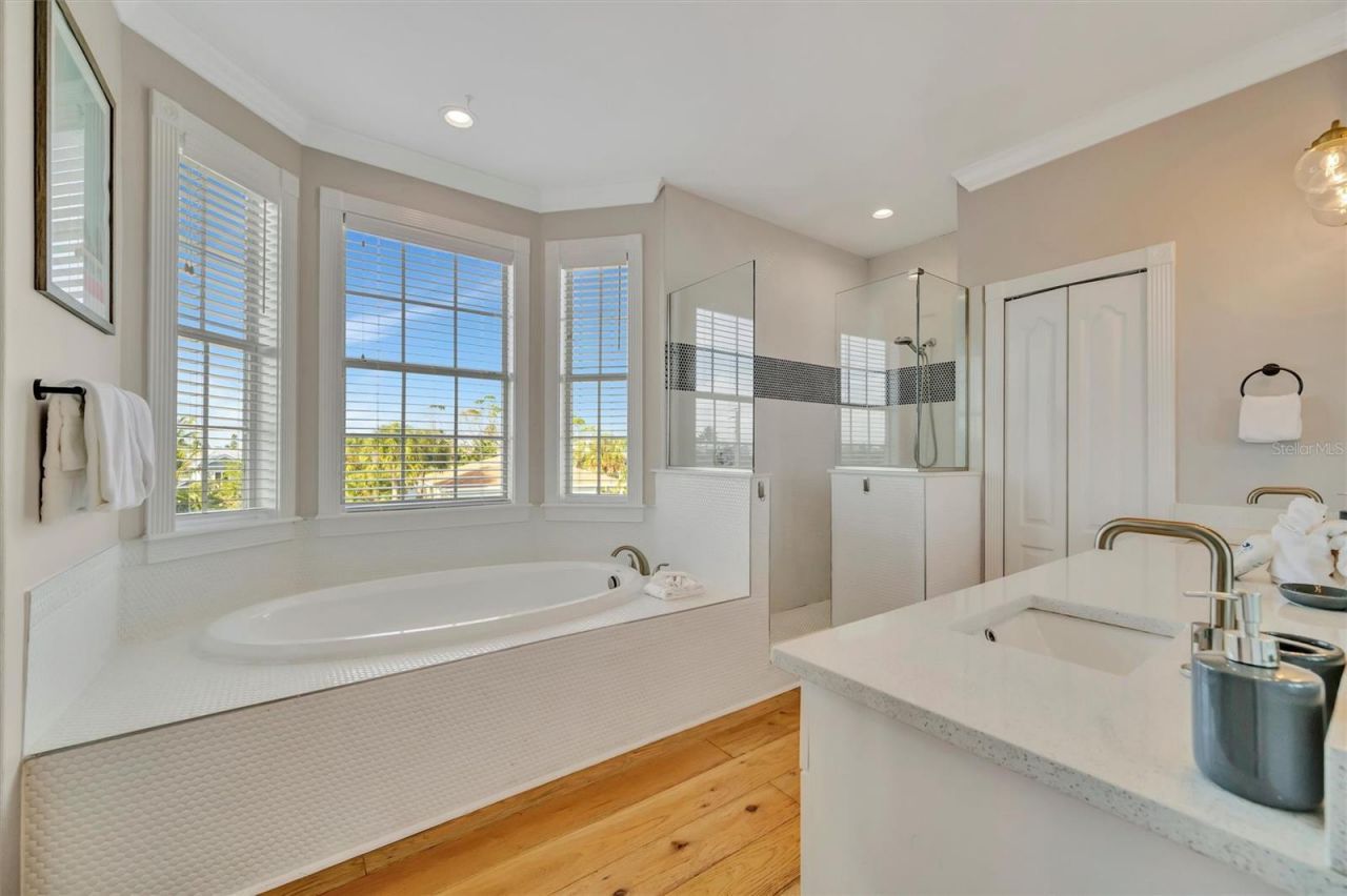 303 58th Street, Holmes Beach, FL 34217 Photo