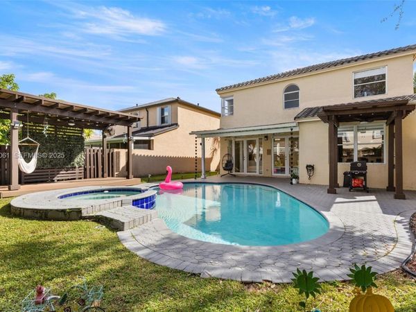 574 NW 159th Ave, Pembroke Pines, FL 33028