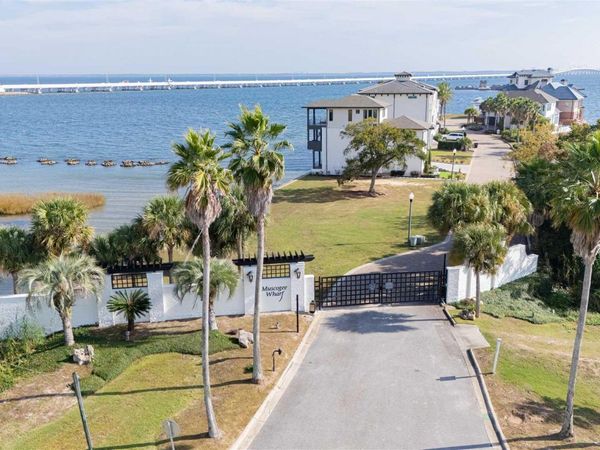 8 Wharf Ave, Pensacola, FL 32502