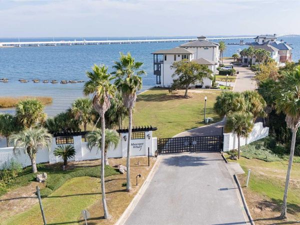 8 Wharf Ave, Pensacola, FL 32502