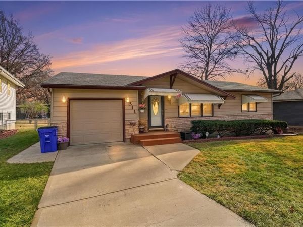 311 NE Arlington Circle, Lee's Summit, MO 64063