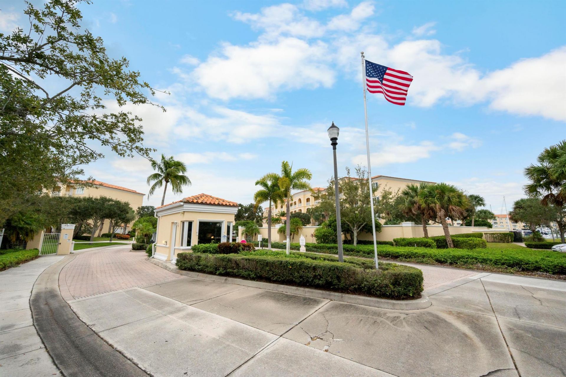 8 Harbour Isle Drive E, Unit Ph5, Fort Pierce, FL 34949 Photo