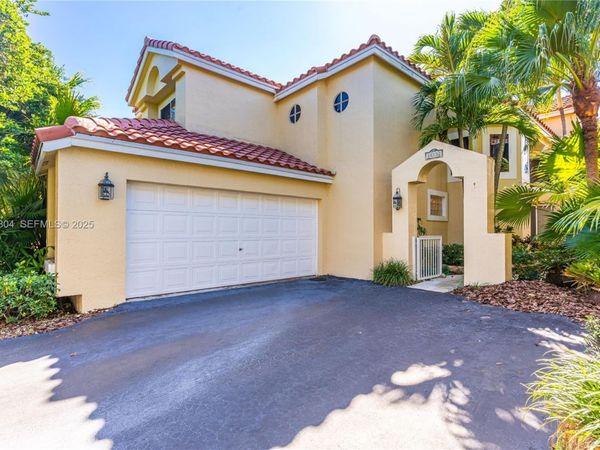 10132 NW 4th St, Plantation, FL 33324