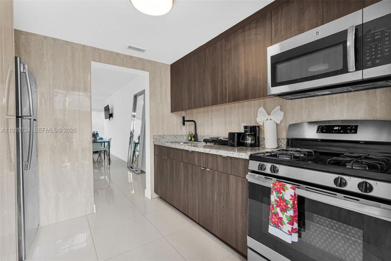 1025 94th St, Unit 9, Bay Harbor Islands, FL 33154 Photo