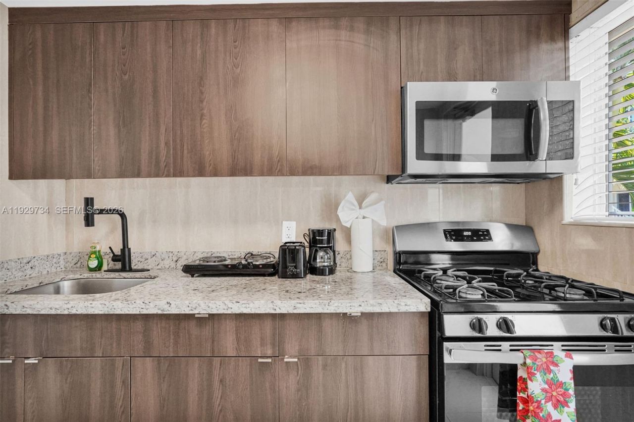 1025 94th St, Unit 9, Bay Harbor Islands, FL 33154 Photo