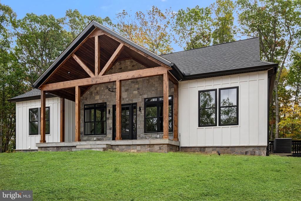 5355 Hillside Dr, Warrenton, VA 20187 Main Photo