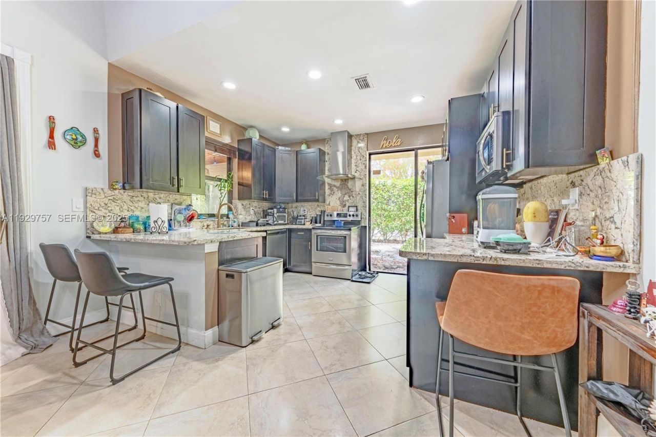 8097 Royal Palm Cir, Tamarac, FL 33321 Photo