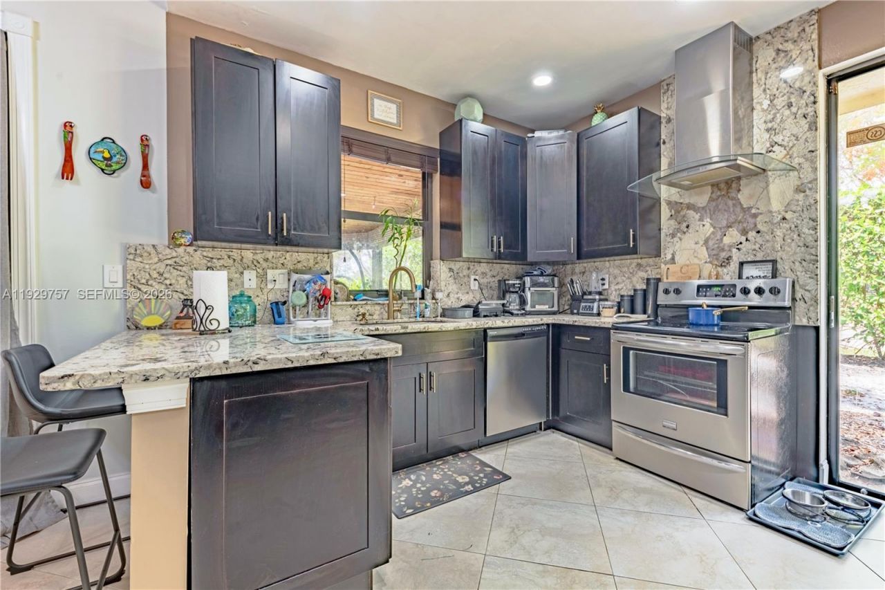 8097 Royal Palm Cir, Tamarac, FL 33321 Photo