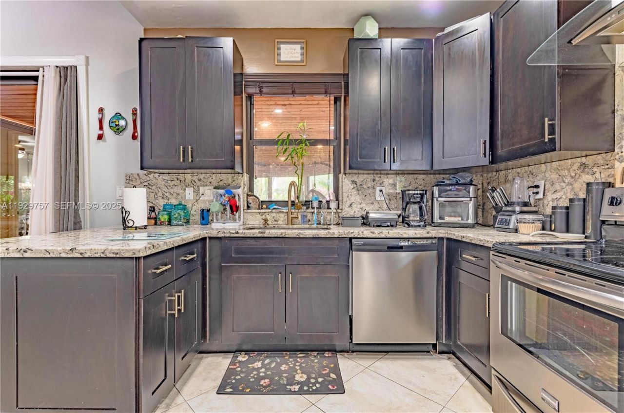 8097 Royal Palm Cir, Tamarac, FL 33321 Photo