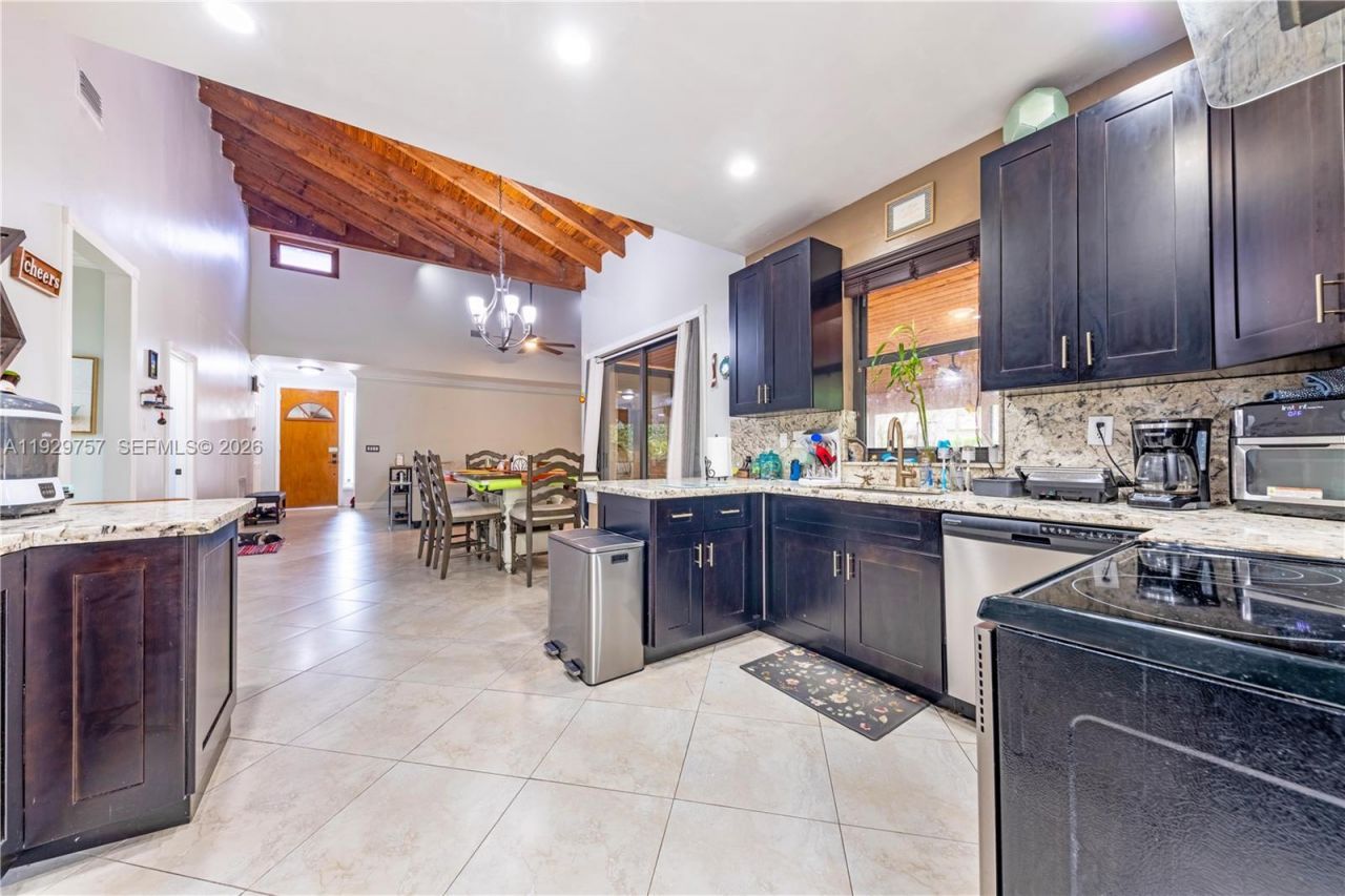8097 Royal Palm Cir, Tamarac, FL 33321 Photo
