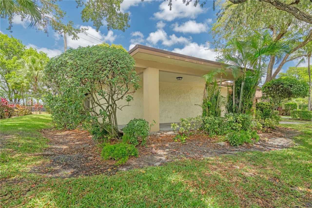 8097 Royal Palm Cir, Tamarac, FL 33321 Photo