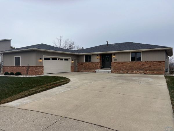 1556 Crestview Dr., Vermillion, SD 57069
