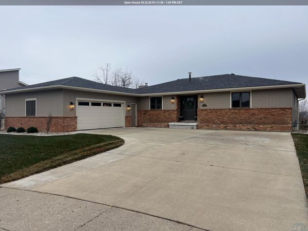 1556 Crestview Dr., Vermillion, SD 57069