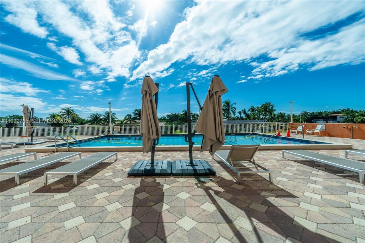 2450 NE 135th St, Unit 410, North Miami, FL 33181 Photo