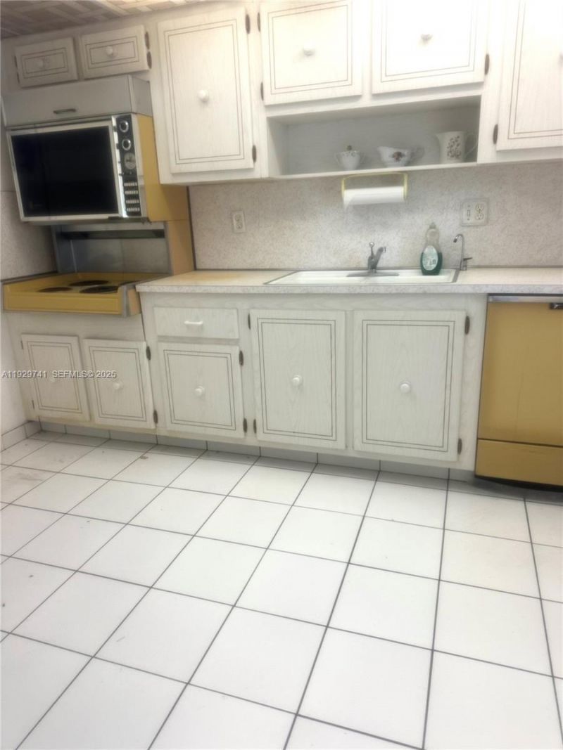 400 Diplomat Pkwy, Unit 403, Hallandale Beach, FL 33009 Photo