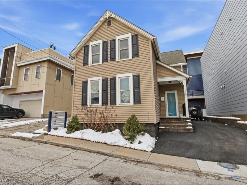 710 University Court, Cleveland, OH 44113 Photo 2