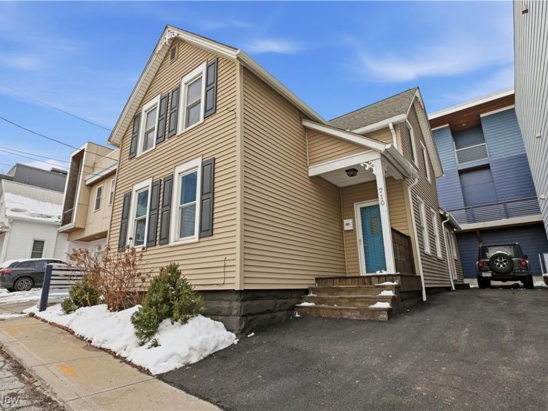 710 University Court, Cleveland, OH 44113 Photo 3