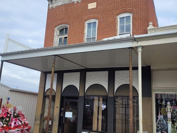 211 W St Louis Street, Nashville, IL 62263