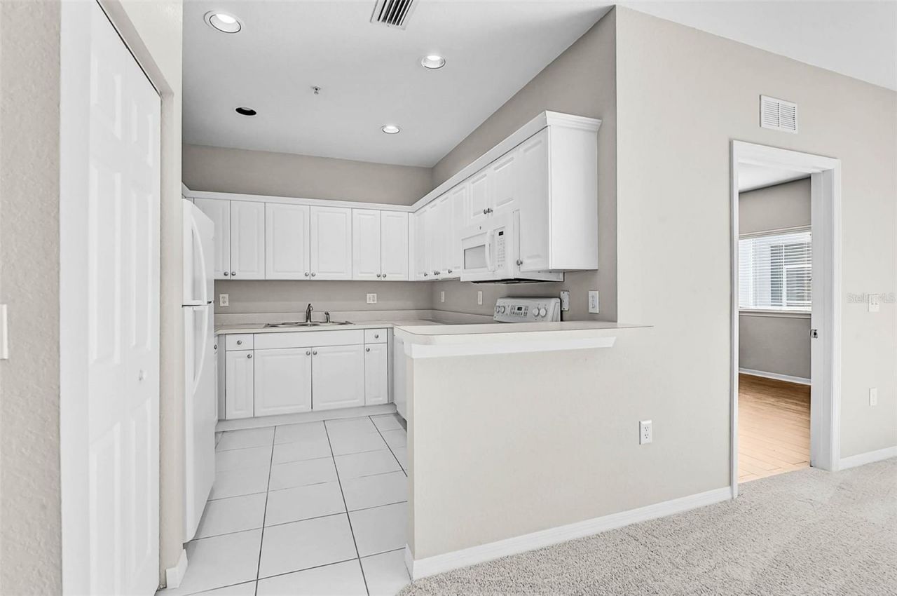 3958 Mediterranea Circle, Unit 411, Sarasota, FL 34233 Photo