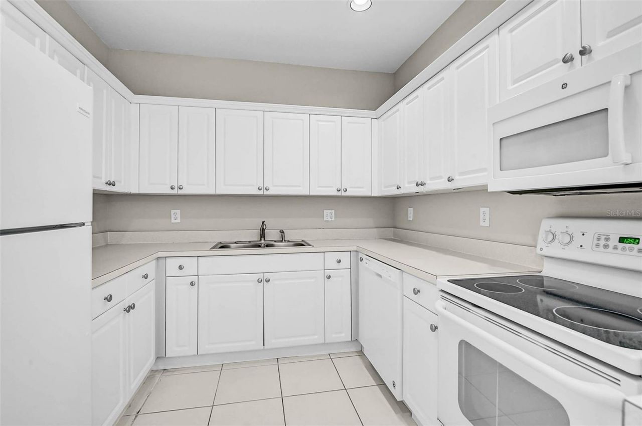 3958 Mediterranea Circle, Unit 411, Sarasota, FL 34233 Photo