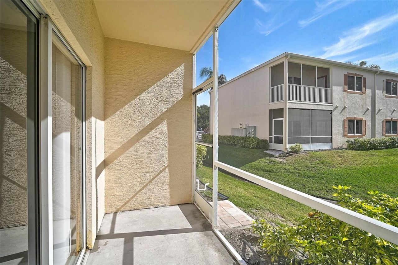 3958 Mediterranea Circle, Unit 411, Sarasota, FL 34233 Photo