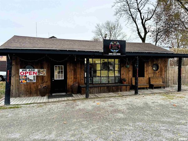 203 S OAK Street, Bath, IL 62617