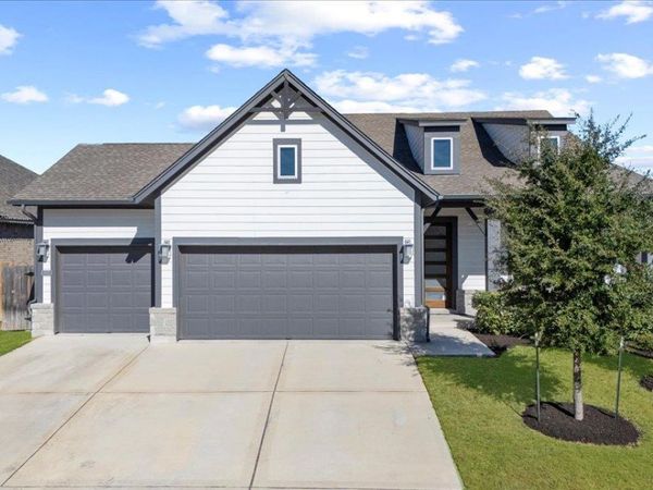 908 Knowles DR, Hutto, TX 78634