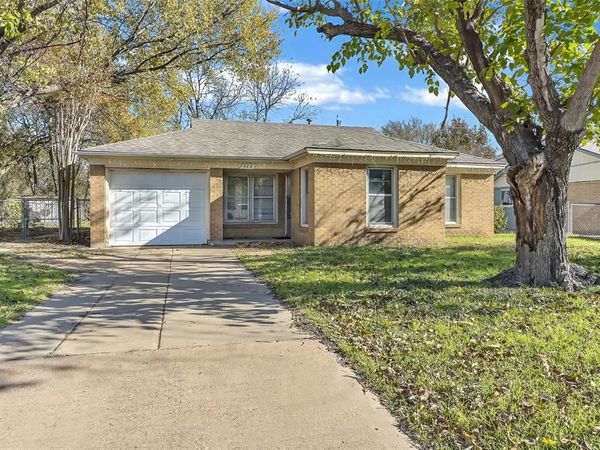 908 Yale Street, River Oaks, TX 76114