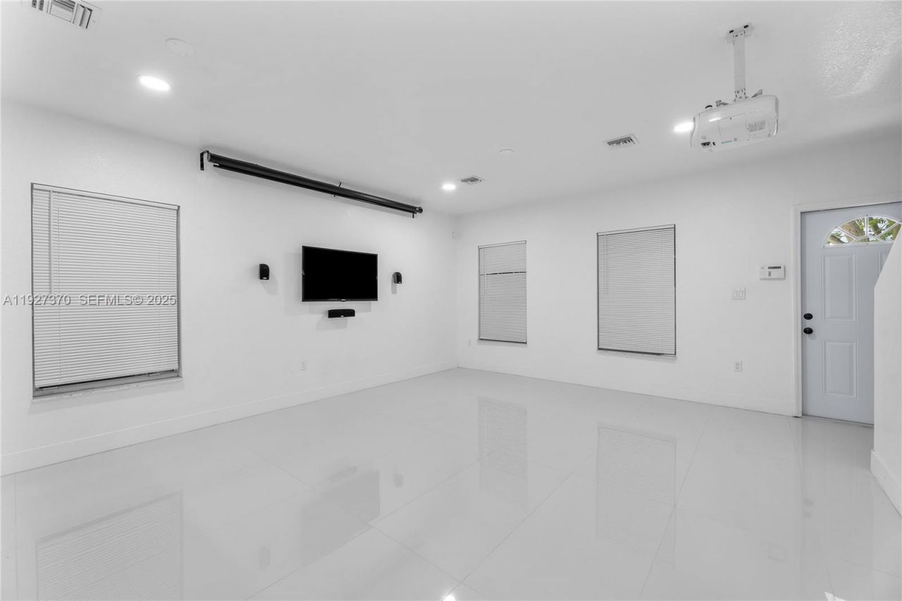 1541 NW 1st Ct, Miami, FL 33136 Photo