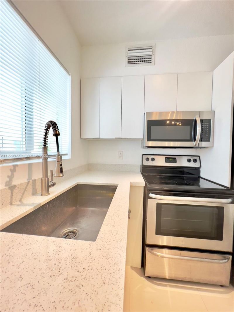 8035 Crespi Blvd, Unit 13, Miami Beach, FL 33141 Photo