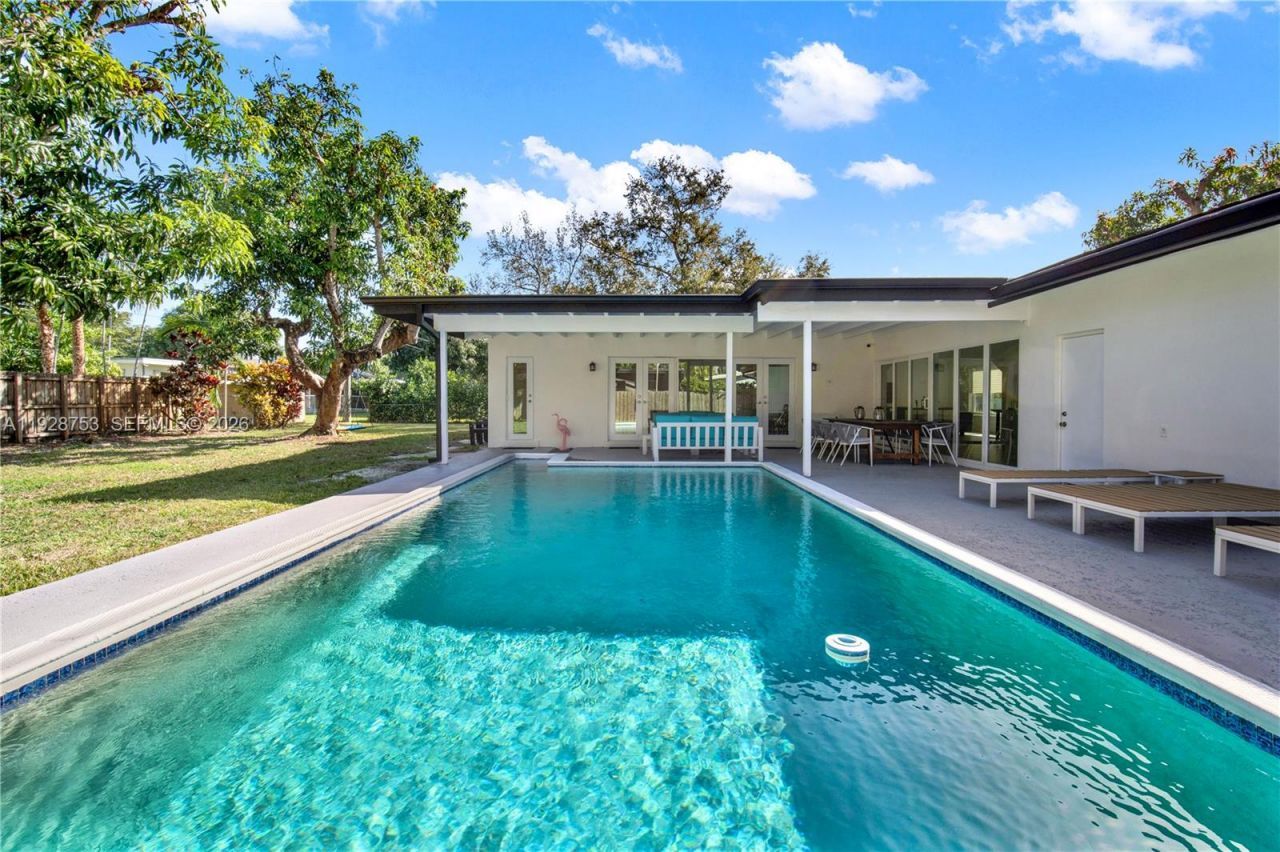 8265 SW 149th Dr, Palmetto Bay, FL 33158 Photo